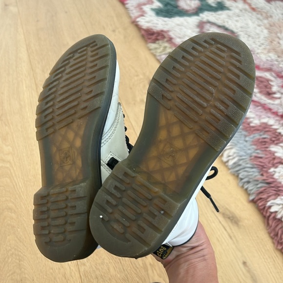 Girls Dr Marten boots size US 2 - Picture 4 of 5